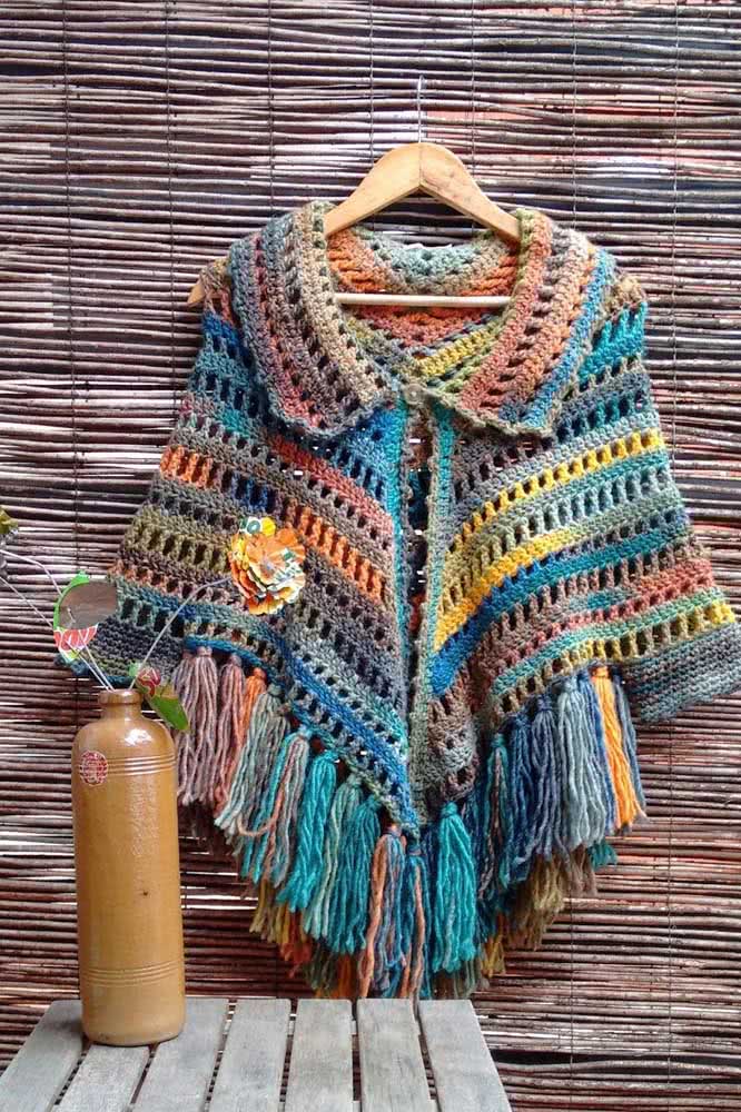 Para produzir um poncho de crochê super estiloso e colorido, experimente usar linhas mescladas!