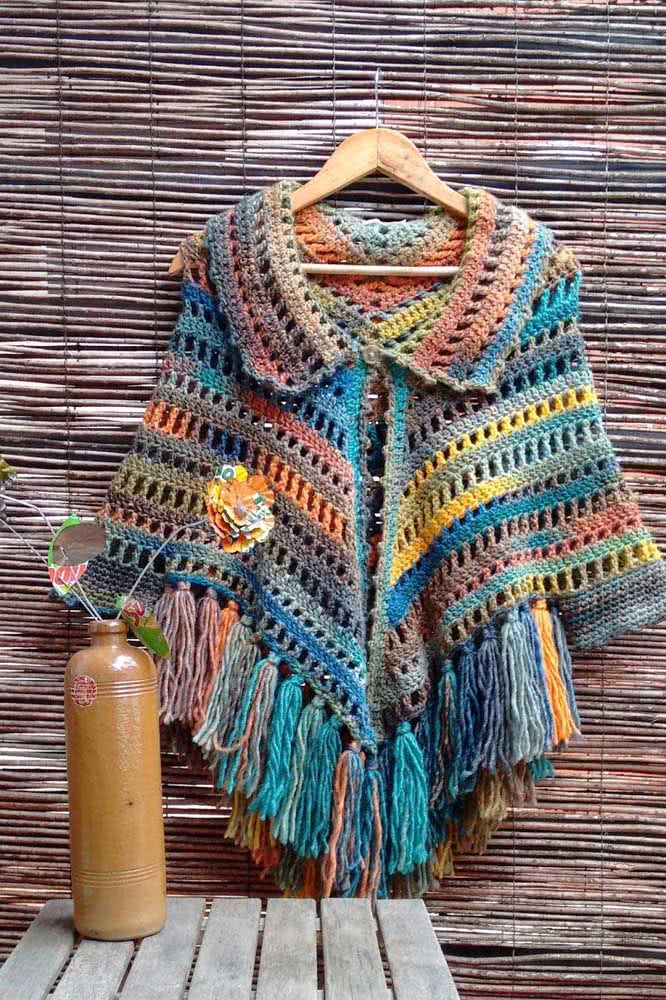 Para produzir um poncho de crochê super estiloso e colorido, experimente usar linhas mescladas!