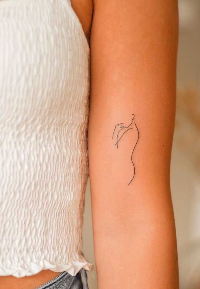 Só a silhueta: uma tatuagem feminina no braço discreta e muito delicada