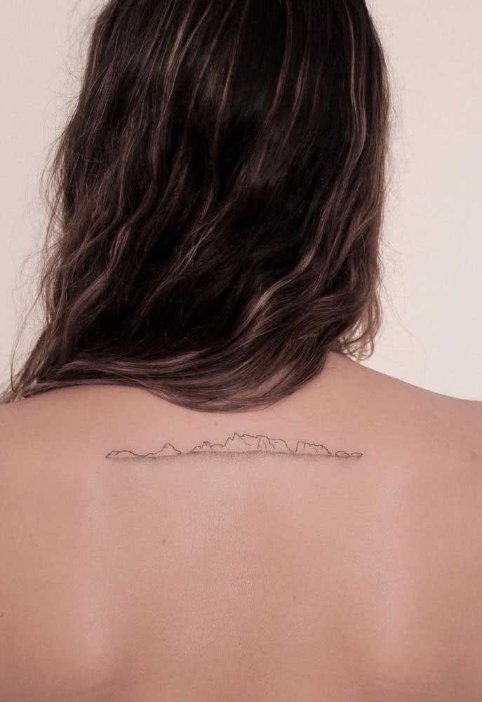 Já neste exemplo, um horizonte com o mar e uma cadeia de montanhas feita com fine line e pontilhismo. 