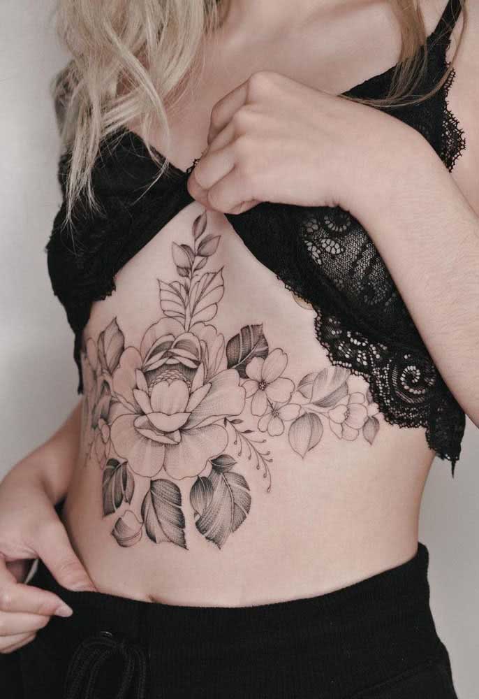 Gosta de tatuagens grandes? Então dá uma olhada nesta flor com muitas folhas em fine line na barriga.