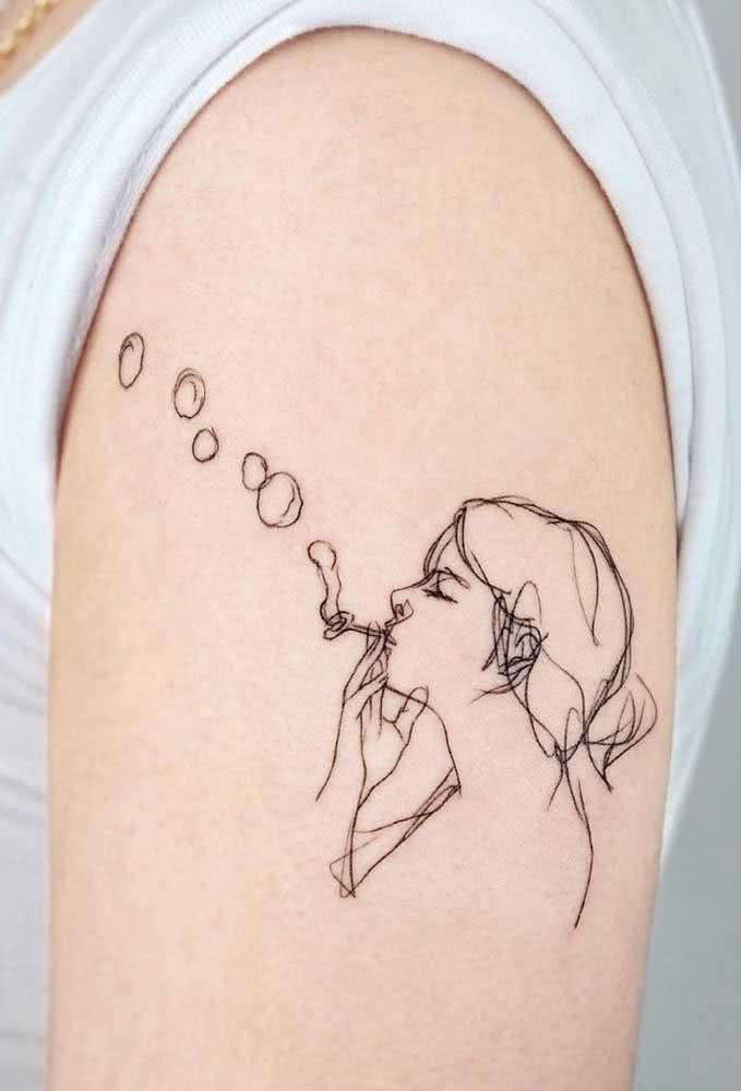 Bolhas de sabão e muita nostalgia nesta tatuagem feminina tipo esboço no ombro. 