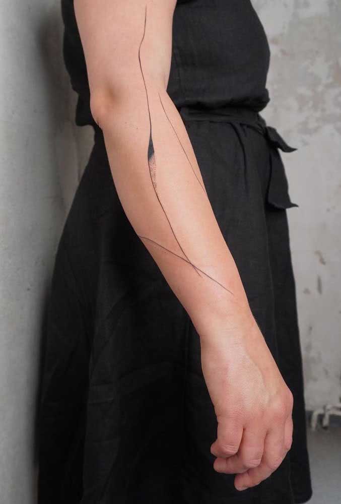 Os riscos finos na pele fazem uma tatuagem moderna e que traz um efeito de rachadura para o braço. 