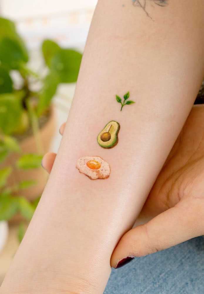 Micro realismo colorido com os seus sabores favoritos nesta tatuagem no antebraço feminina. 