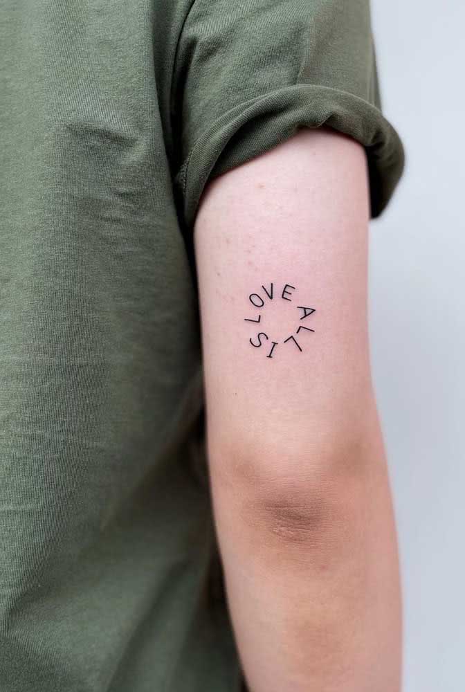 “O amor é tudo”, diz essa tatuagem simples mas significativa, com as letras formando uma roda.