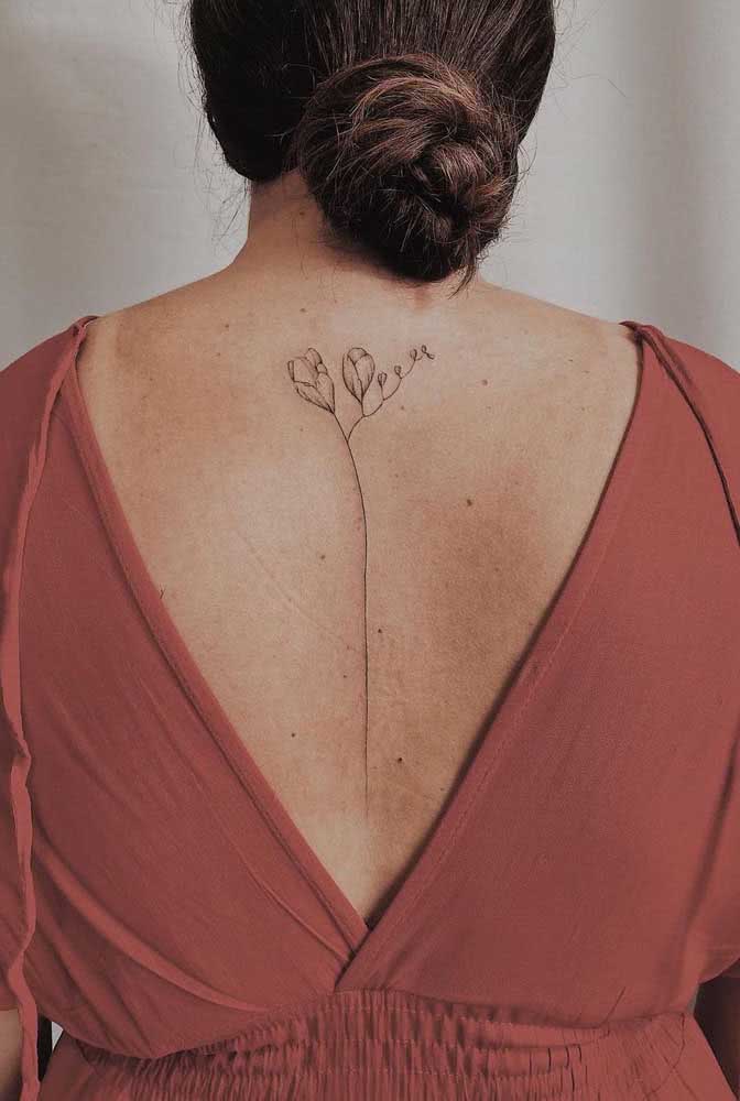 Tatuagem feminina nas mãos: mais de 25 ideias para se inspirar