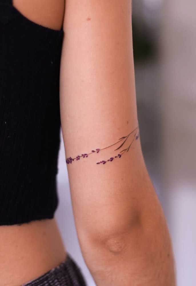 Um bracelete de lavandas no braço é outra ideia de tatuagem feminina para 2021