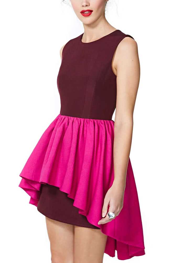 A saia rodada assimétrica pink traz mais volume, movimento e cor para este vestido tubinho bordô.
