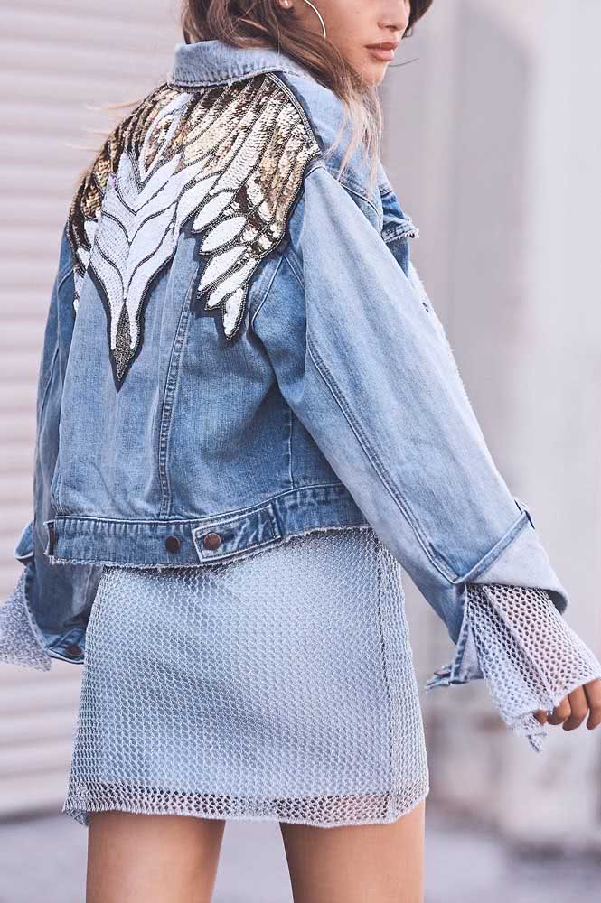 As costas da jaqueta jeans ganham um estilo glam com aplicação de bordado em lantejoula. 