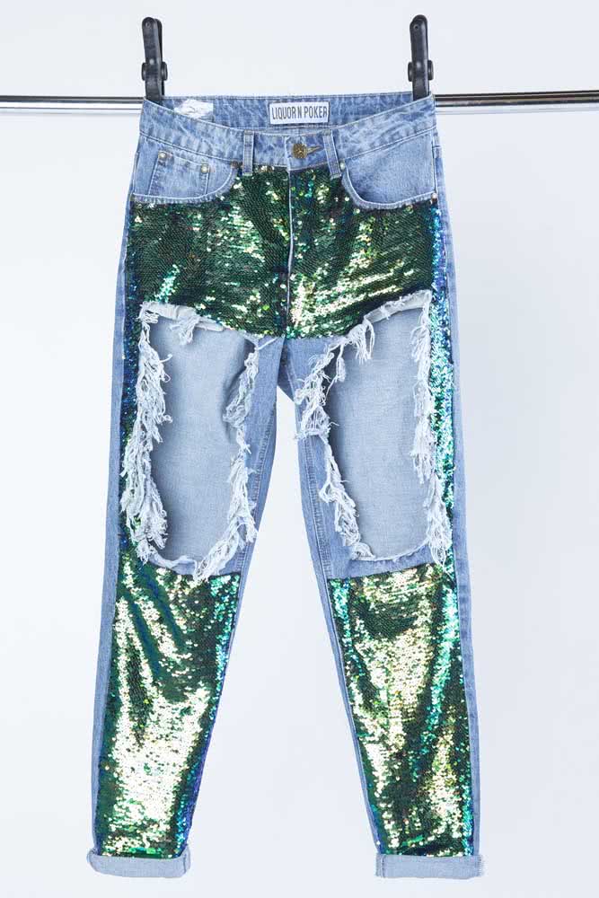 Está achando a sua calça jeans destroyed sem graça? Aposte em uma customização com lantejoula e glitter colorido!
