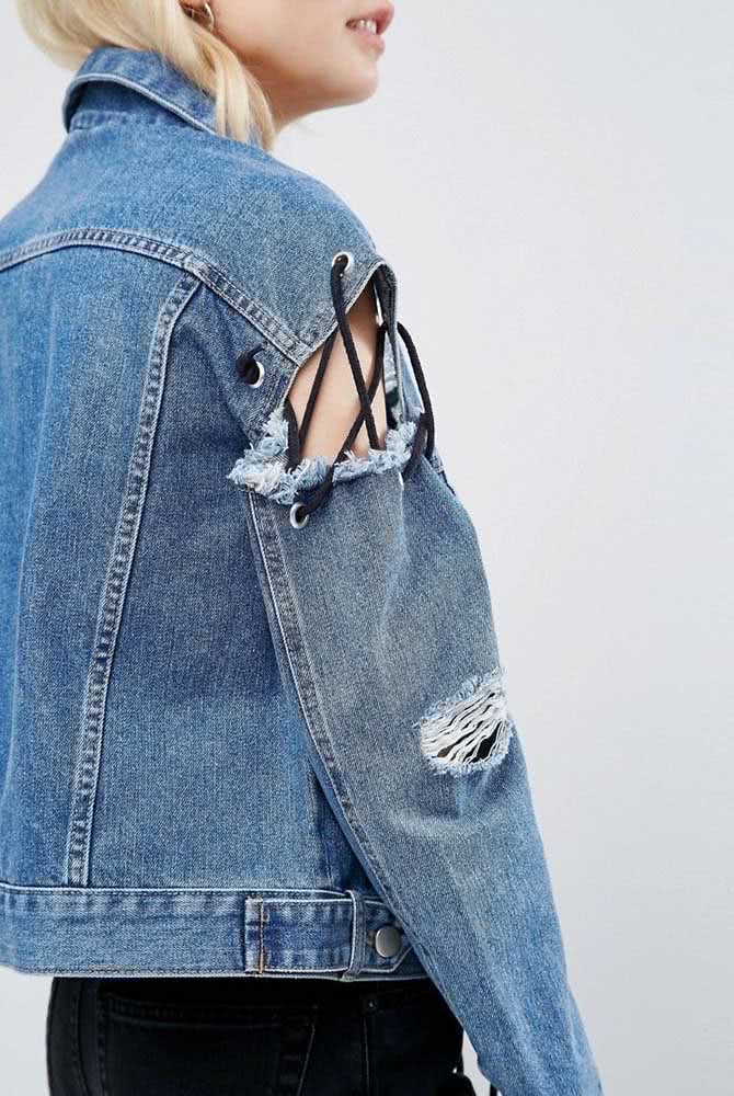 Leve o estilo destroyed para outro nível usando corda e ilhoses para “costurar” a manga da sua jaqueta jeans. 