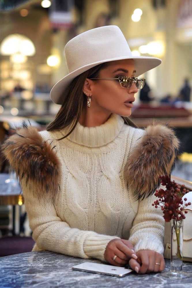 E que tal um toque de glamour nos ombros do seu suéter de tricô com aplicação de faixas de pelúcia tipo faux fur?