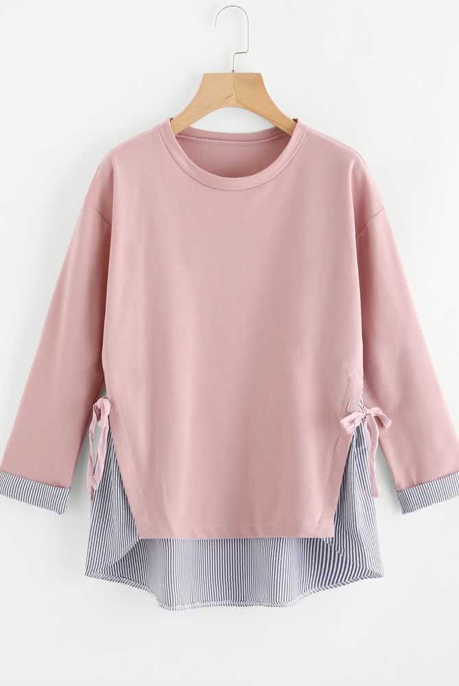 Use uma camisa social listrada que você não usa mais para criar um punho e barra alternativa para o seu moletinho rosa. 