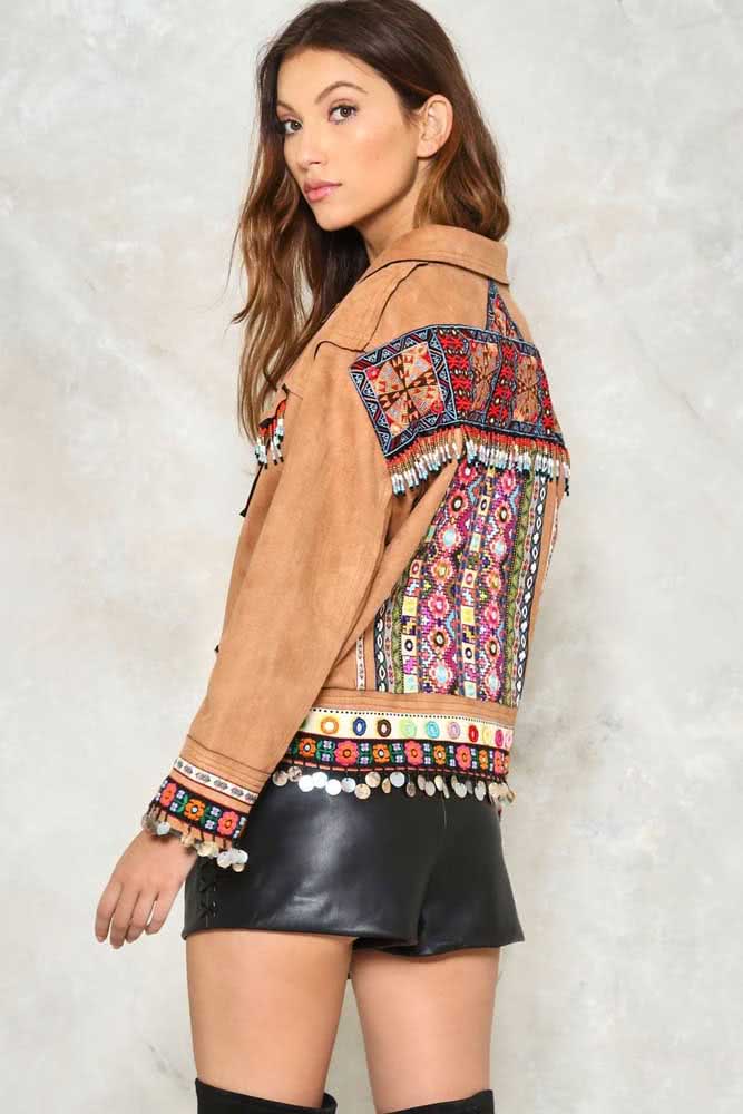 Diferentes padrões de franjas com pedrarias adornam as costas, barra e punho desta jaqueta de camurça, perfeita para um look estilo boho. 