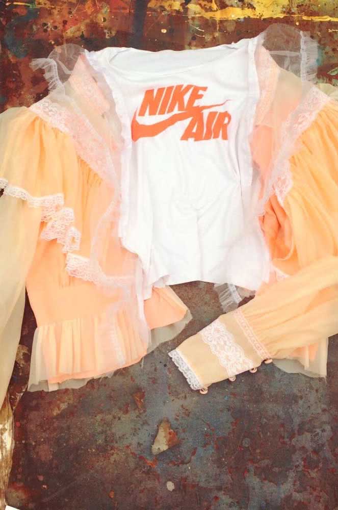 Um toque clássico e leve nas mangas desta camiseta da nike, feita com camisas cheias de renda e babados.