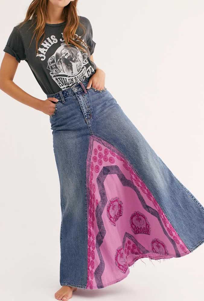 Outra ideia de customização para calça jeans é, na verdade, transformá-la em uma saia longa! 