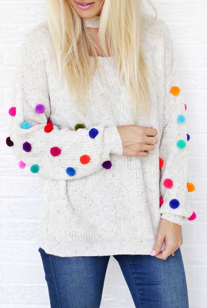 Por fim, use pomponzinhos coloridos para customizar o seu suéter de tricô em poucos minutos e trazer mais diversão para o seu visual.