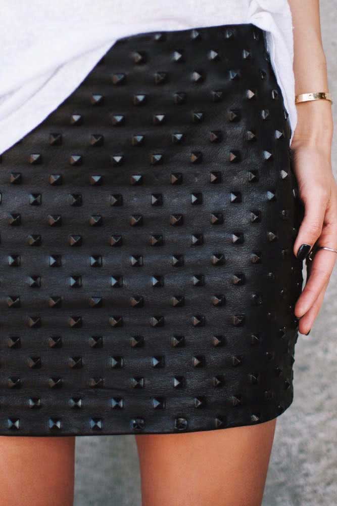 Adicione mais textura na sua saia preta básica aplicando tachinhas tipo pirâmides também pretas.