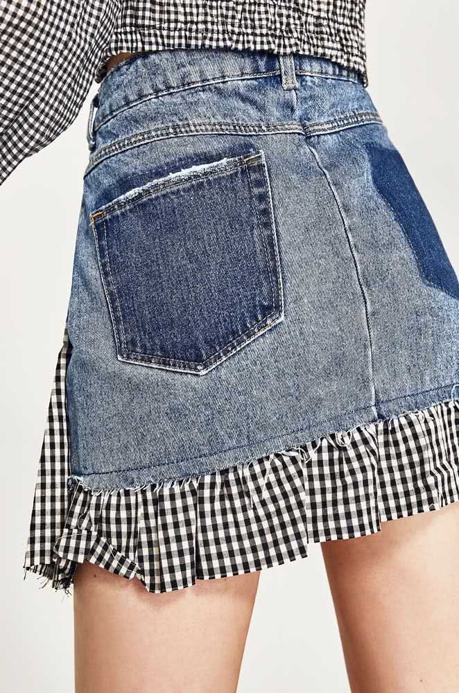 Já este tecido xadrez P&B faz uma barra nova para a sua saia jeans simples.