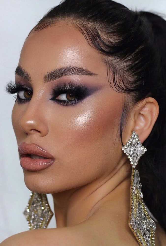 Perfeito para looks de festa, um cut crease feito com lápis e sombra preta, fazem um delineado gatinho marcante no rosto.