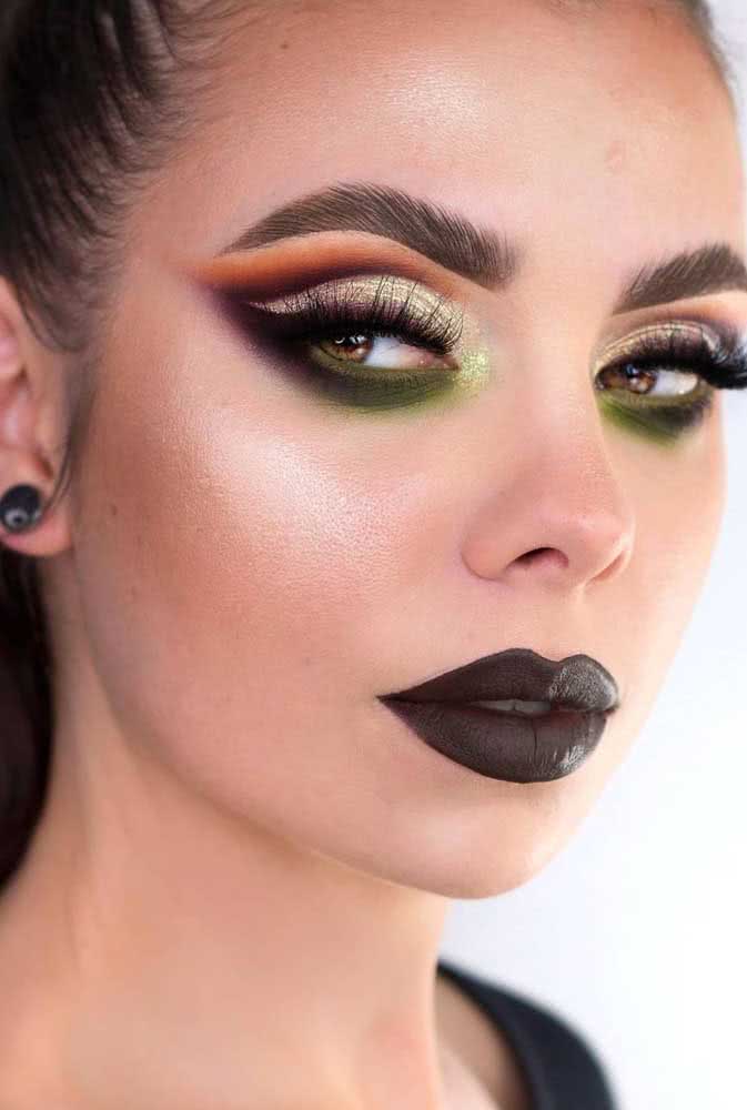 Um toque a mais de cor neste cut crease que é a combinação perfeita com o batom preto: verde, roxo, laranja e amarelo clarinho dão o efeito de profundidade para os olhos.