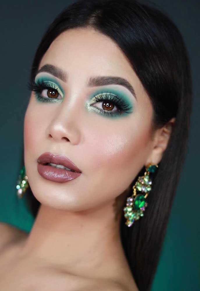 Já nesta make para festa com paleta verde água, um tom bem claro foi usado na pálpebra móvel para contrastar com o cut crease mais escuro. 