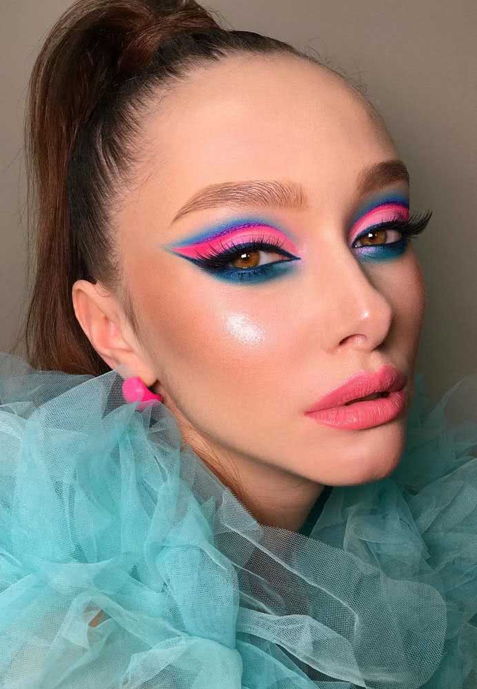 Está buscando uma inspiração bem colorida e divertida de cut crease? então dá uma olhada nesta ideia em azul, rosa e roxo, feita com sombra e vários delineadores.