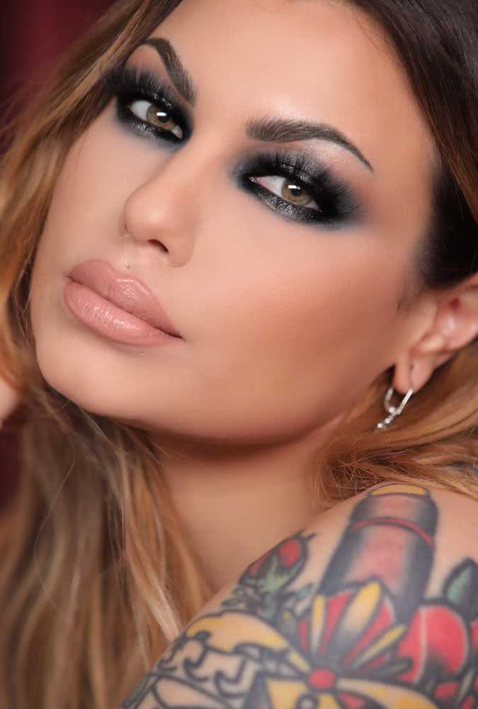 Mas se você busca uma inspiração de maquiagem ousada e dramática, aposte em um cut crease preto e cinza escuro.