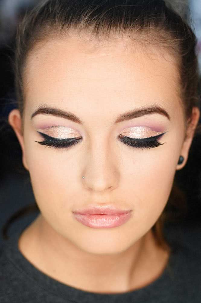 Com a demarcação sutil do cut crease bordô, o destaque desta make vai para a sombra bege com glitter e o delineado gatinho preto perfeito.