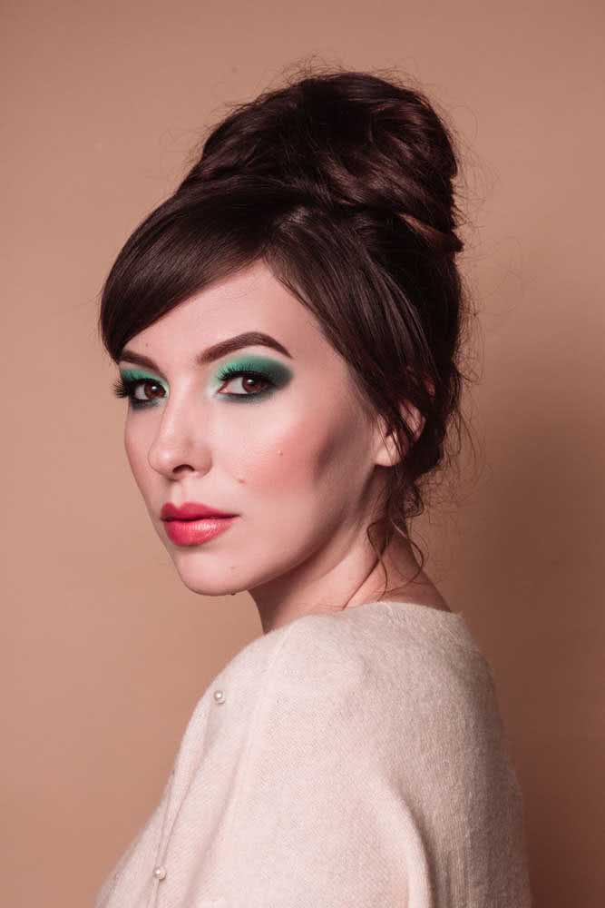 Uma inspiração para um visual retrô mas sem perder a modernidade, com cut crease feito com um gradiente de verde. 