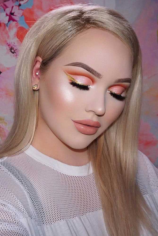 E que tal fazer um cut crease rosa com vermelho e um delineado dourado?