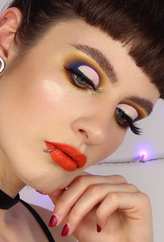 Uma cor contornando a outra neste cut crease moderno, divertido e cheio de detalhes.