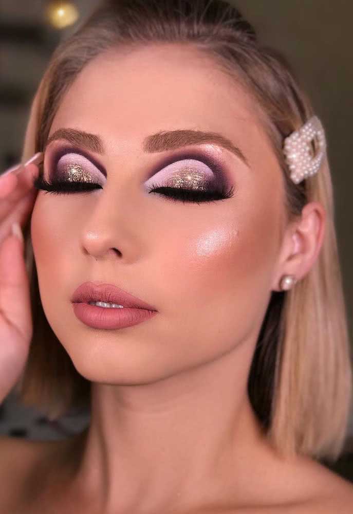 O dourado traz um toque a mais de glamour neste cut crease em tons de roxo.