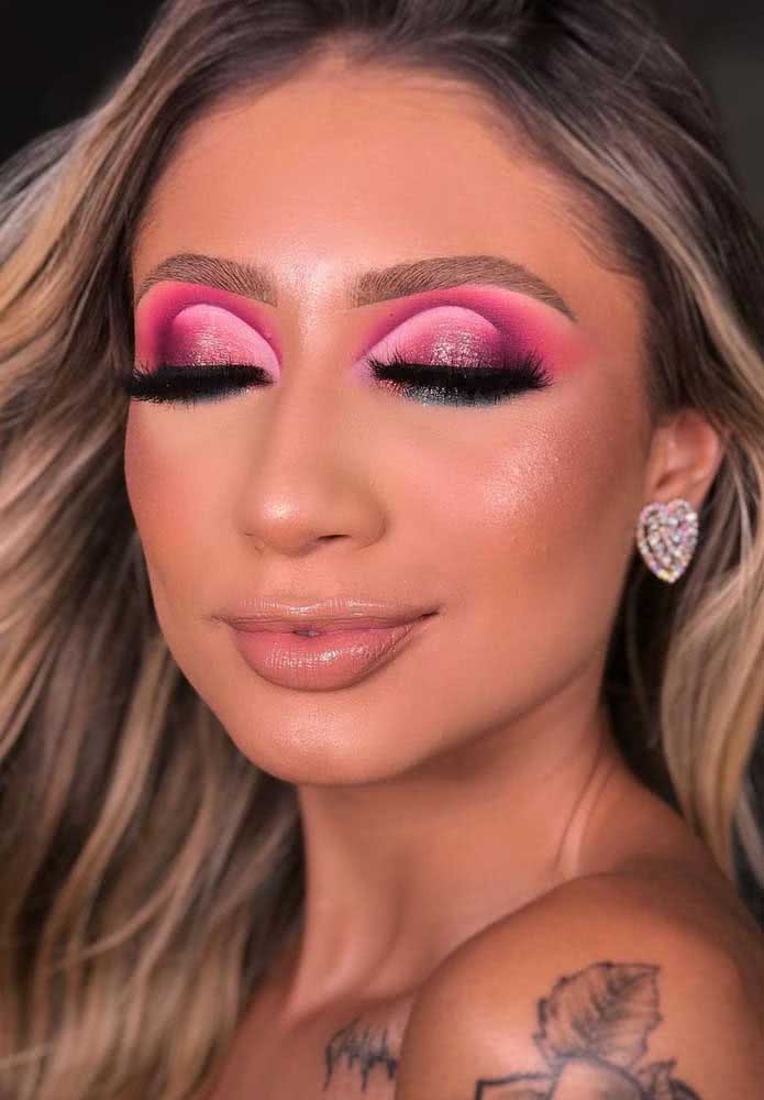 Para um visual fabuloso, uma make com cut crease numa combinação poderosa de tons de rosa.