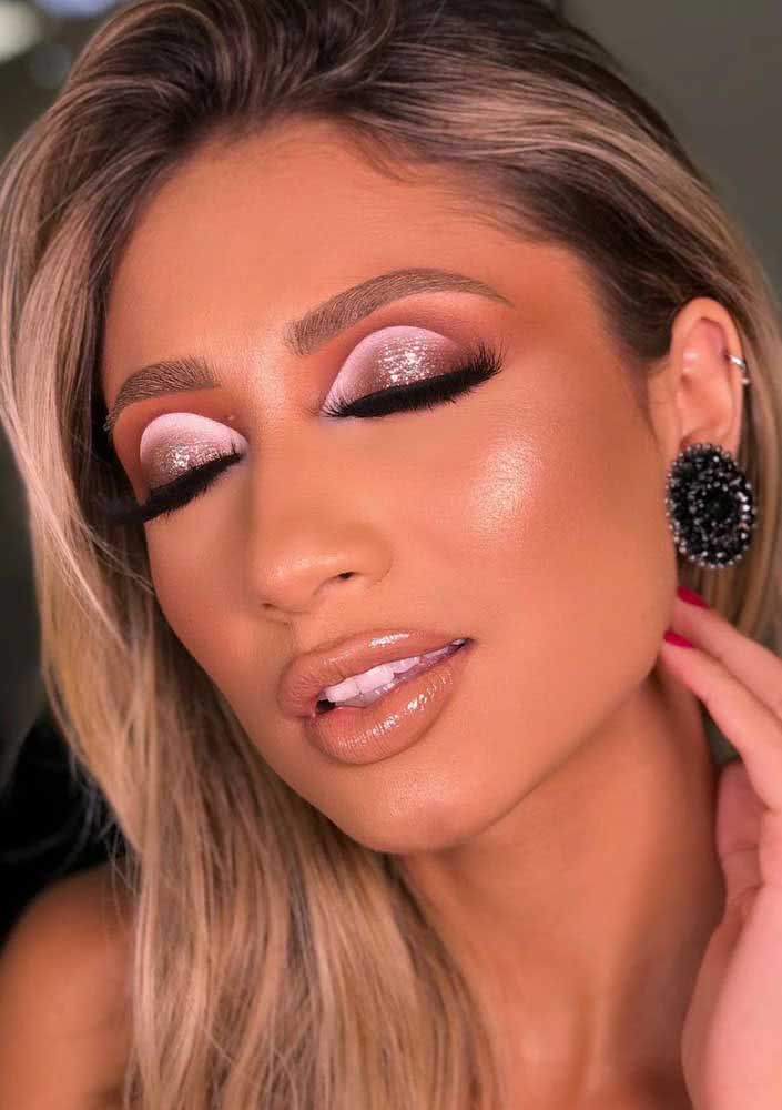 Aposte em um cut crease com ênfase na demarcação próximo ao canto interno do olho.