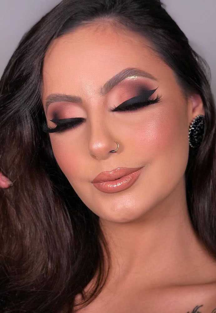 Um delineado prefo fosco com traço mais grosso e anguloso encontra o sombreado do cut crease, formando um efeito incrível. 