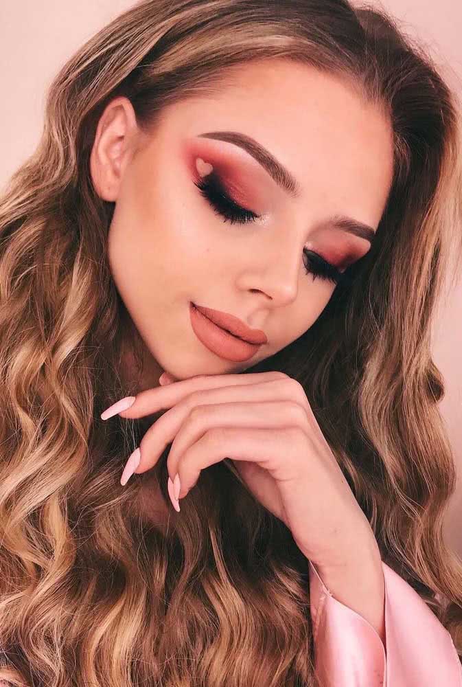 Cut crease combina com maquiagem romântica? Aqui está a prova definitiva de que sim, combina muito!