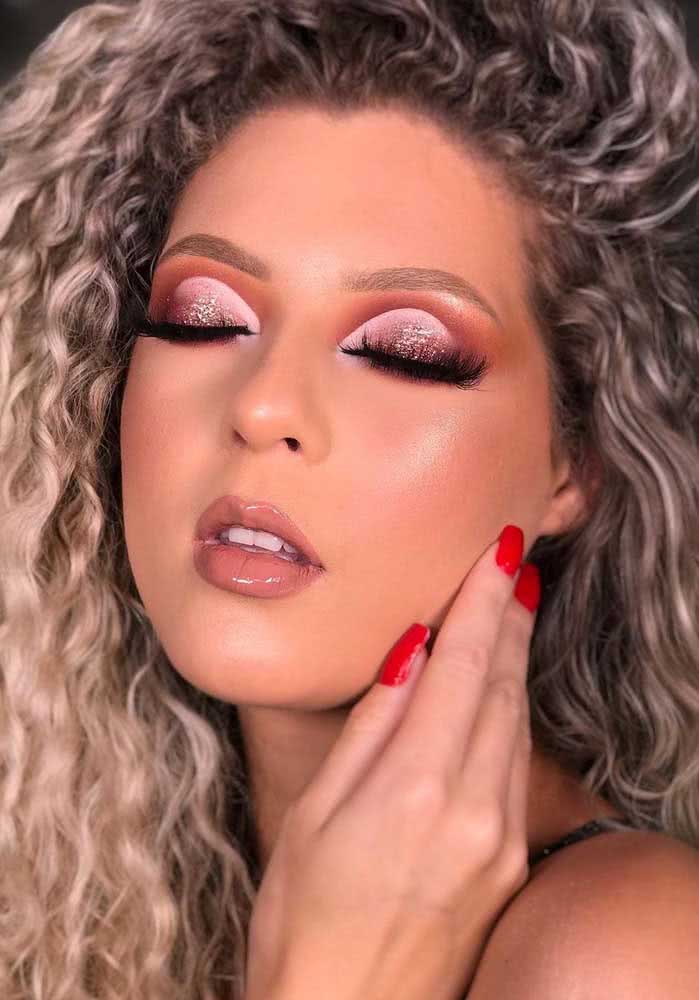 Com rosa, marrom e um toque de glitter, uma make poderosa!