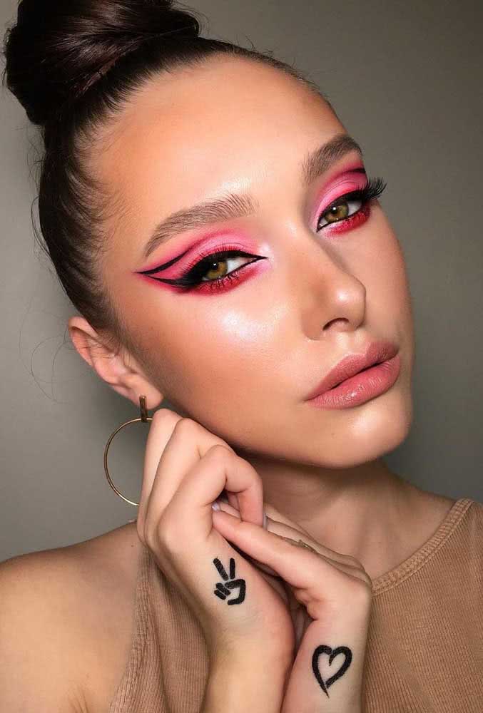 Unindo duas tendências da maquiagem, o cut crease colorido e o delineado gráfico para criar um visual moderno e cheio de personalidade. 