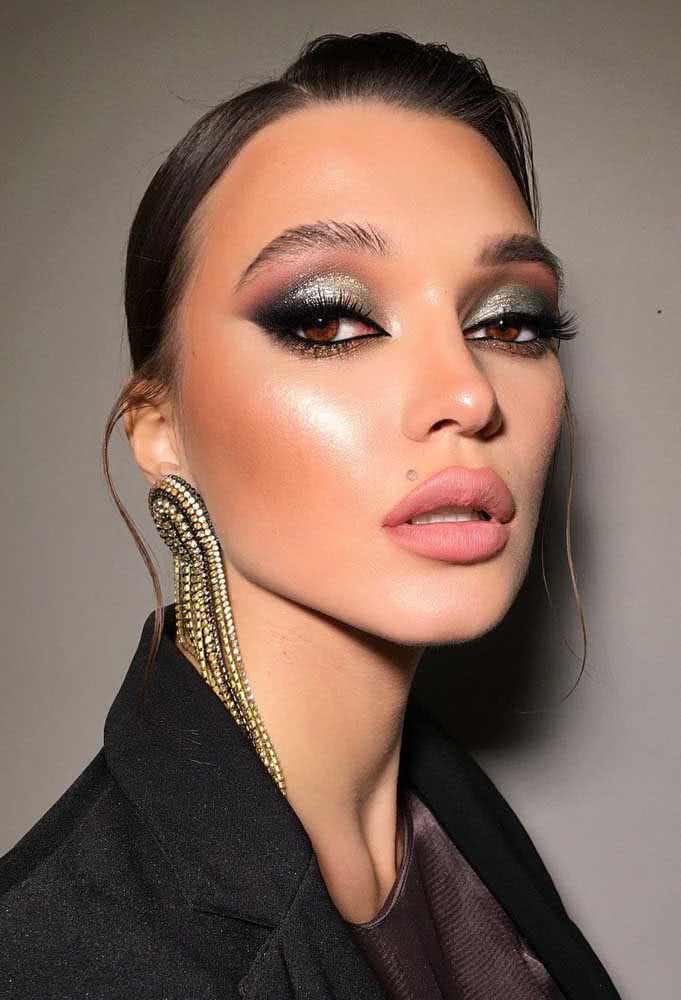 Por fim, mais uma ideia perfeita para finalizar seu look festa: um cut crease com delineado preto e sombra glitter prateado e dourado. 