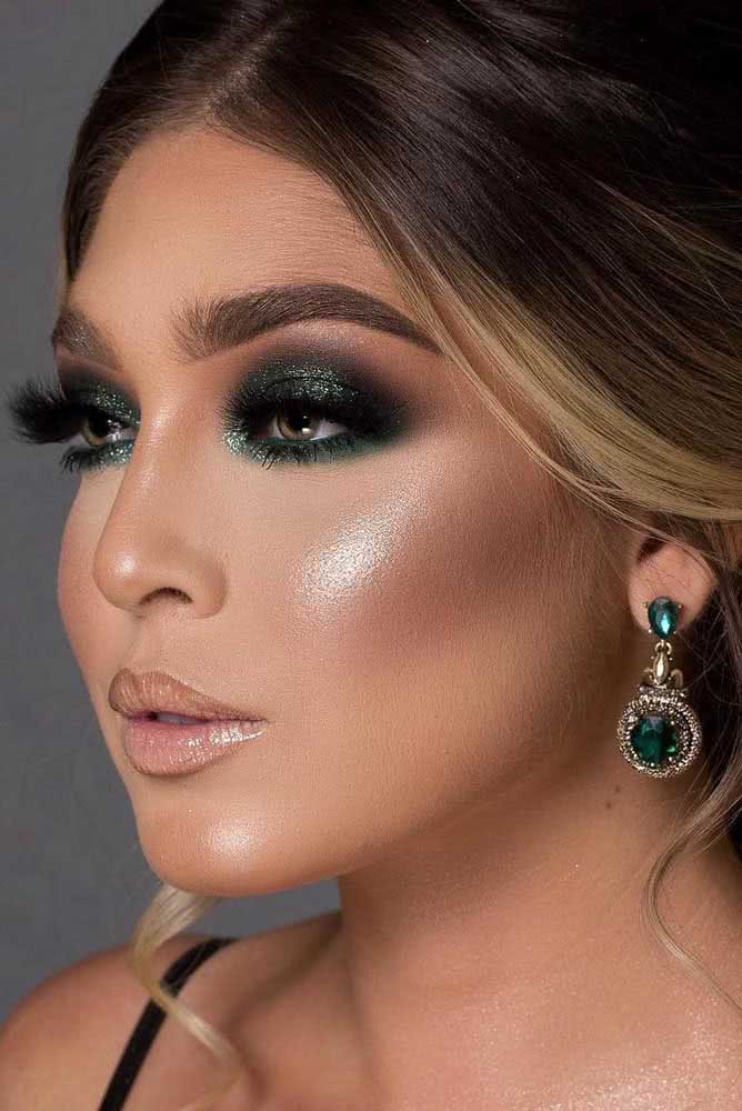 Usar uma sombra escura com glitter é outra forma de conseguir este contraste, como você pode conferir nesta make verde cheia de profundidade. 