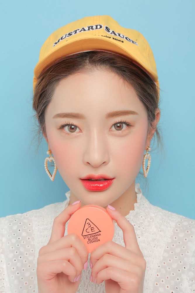 Maquiagem coreana simples e sutil, com destaque para o batom gloss rosado com efeito degradê.