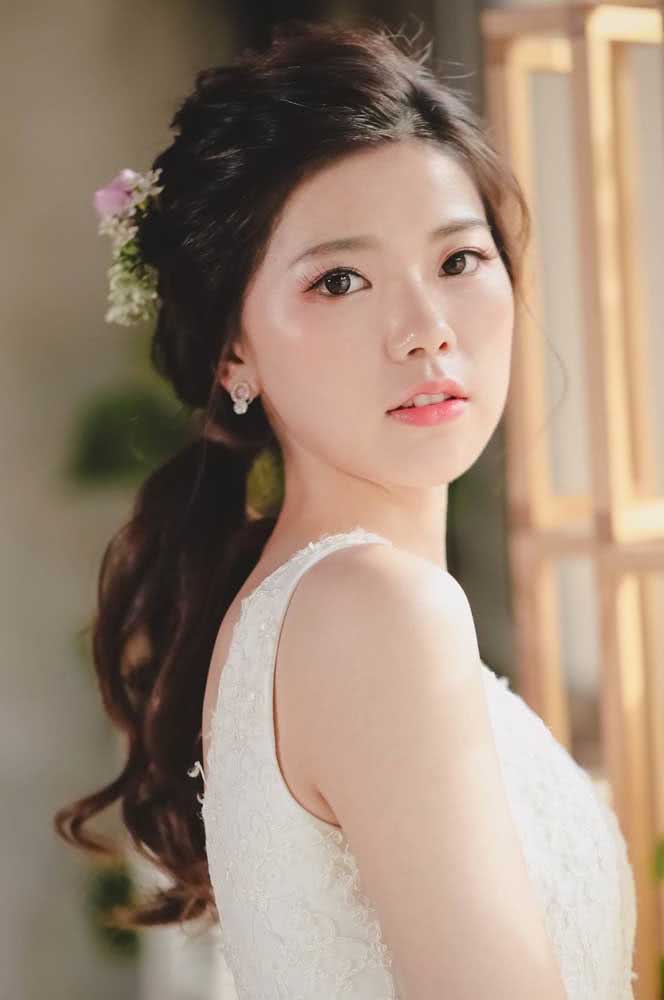 Confira este exemplo de maquiagem coreana para noiva, com um glow na pele e rosado delicado nos lábios.