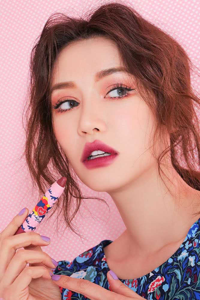 O delineado ganha uma nova camada nesta maquiagem coreana moderna.