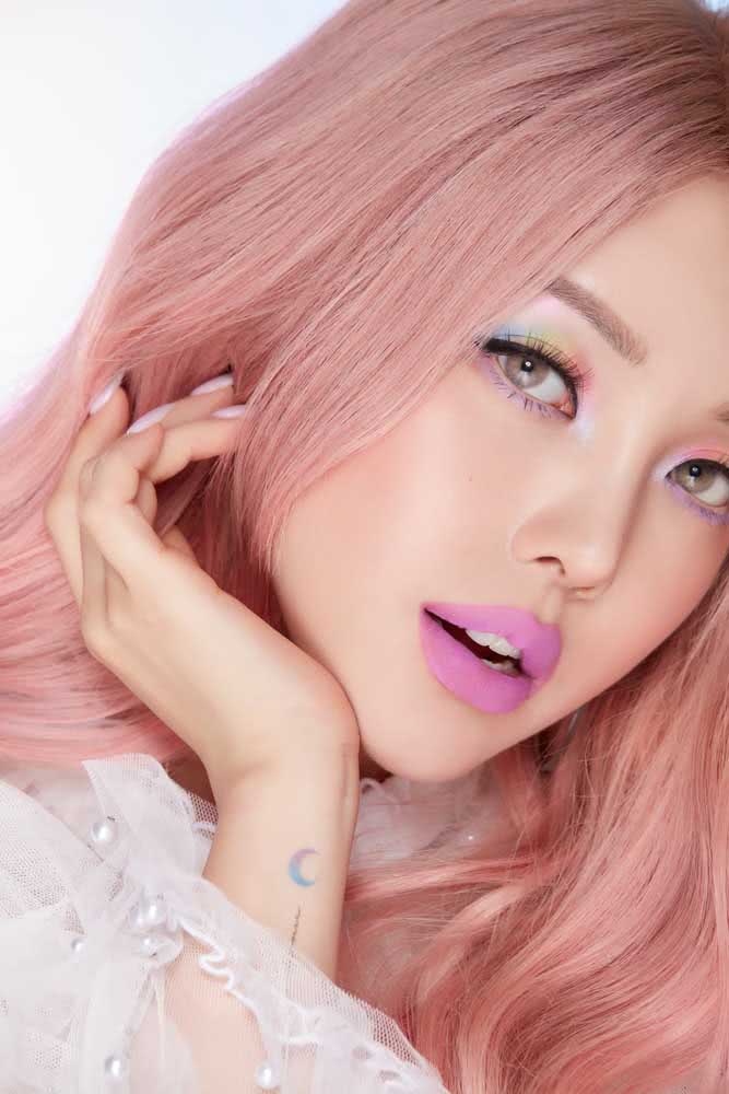 Maquiagem coreana super fofa com sombra arco-íris em tons pastéis e batom matte lilás. 