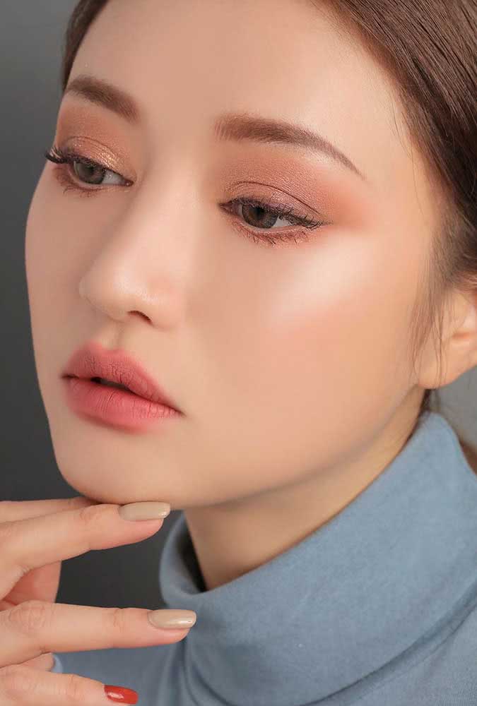 Delicadeza é a palavra certa para descrever esta maquiagem coreana com batom mate clarinho, sombra glitter pêssego e um delineado sutil com lápis.