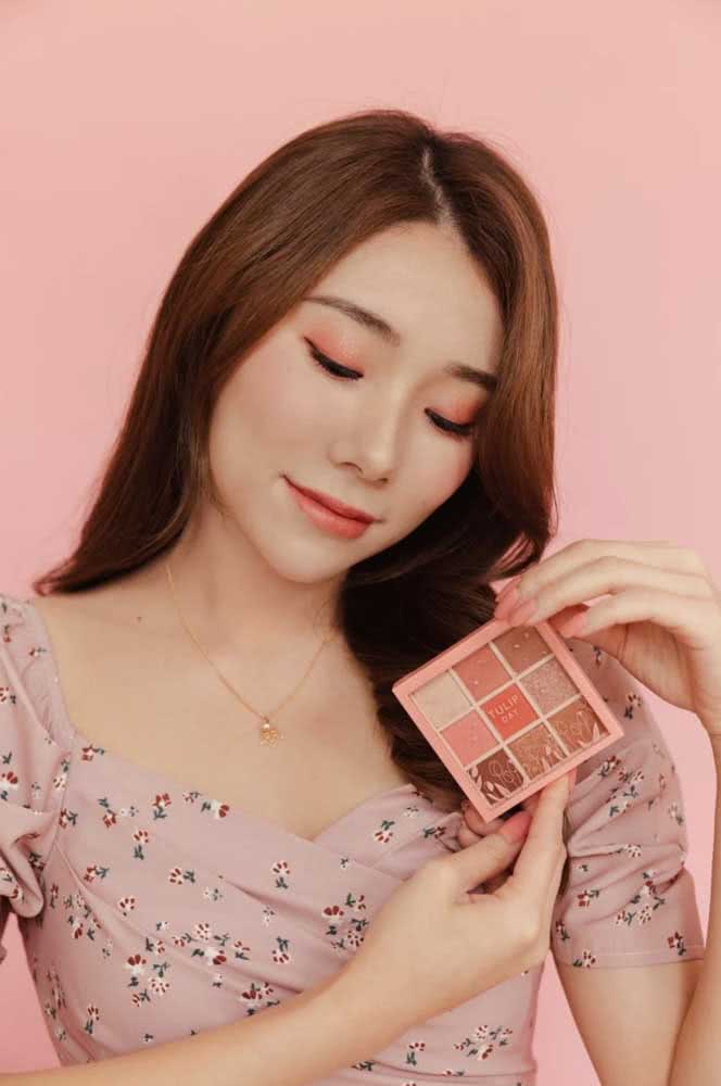 A paleta nude, com toques de rosa e pêssego é a escolha certa para fazer qualquer maquiagem coreana. 