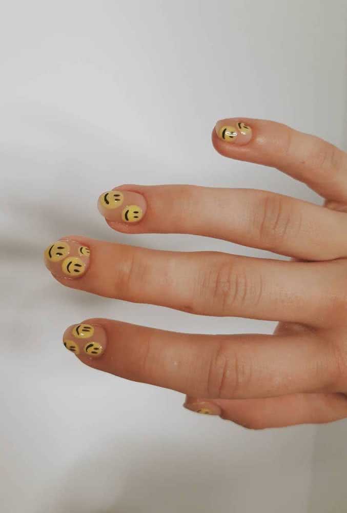 Mais uma ideia de unhas decoradas com desenhos de smiley faces, desta vez em amarelo pastel. 