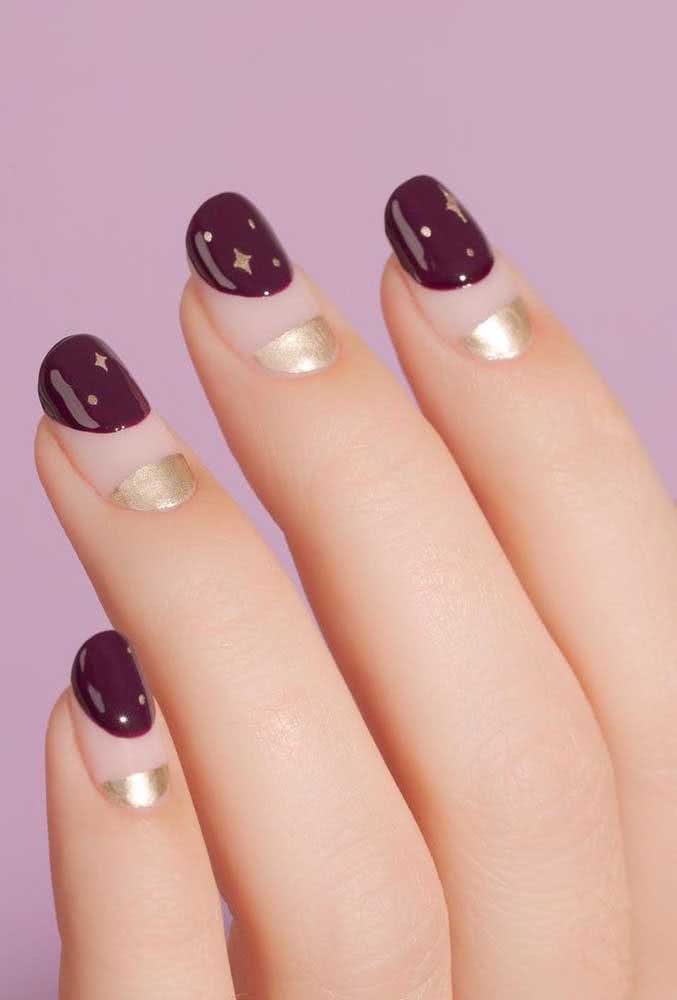 E porque não usar o roxo para representar o céu estrelado? Confira esta ideia de half nails arredondada e meia lua reta. 