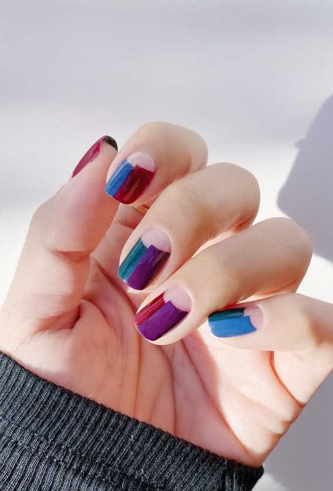 Meia lua em tom natural e listras bicolores nesta nail art cheia de estilo. 